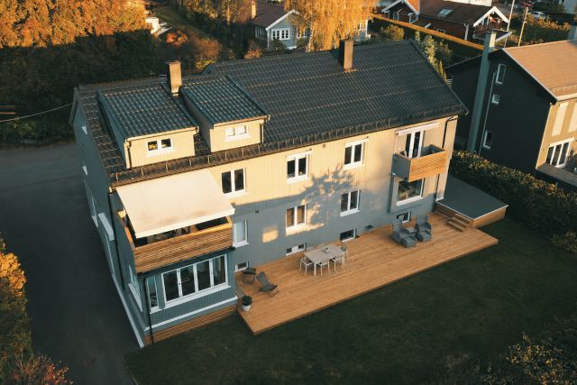Rehabilitert fasade med terrasse