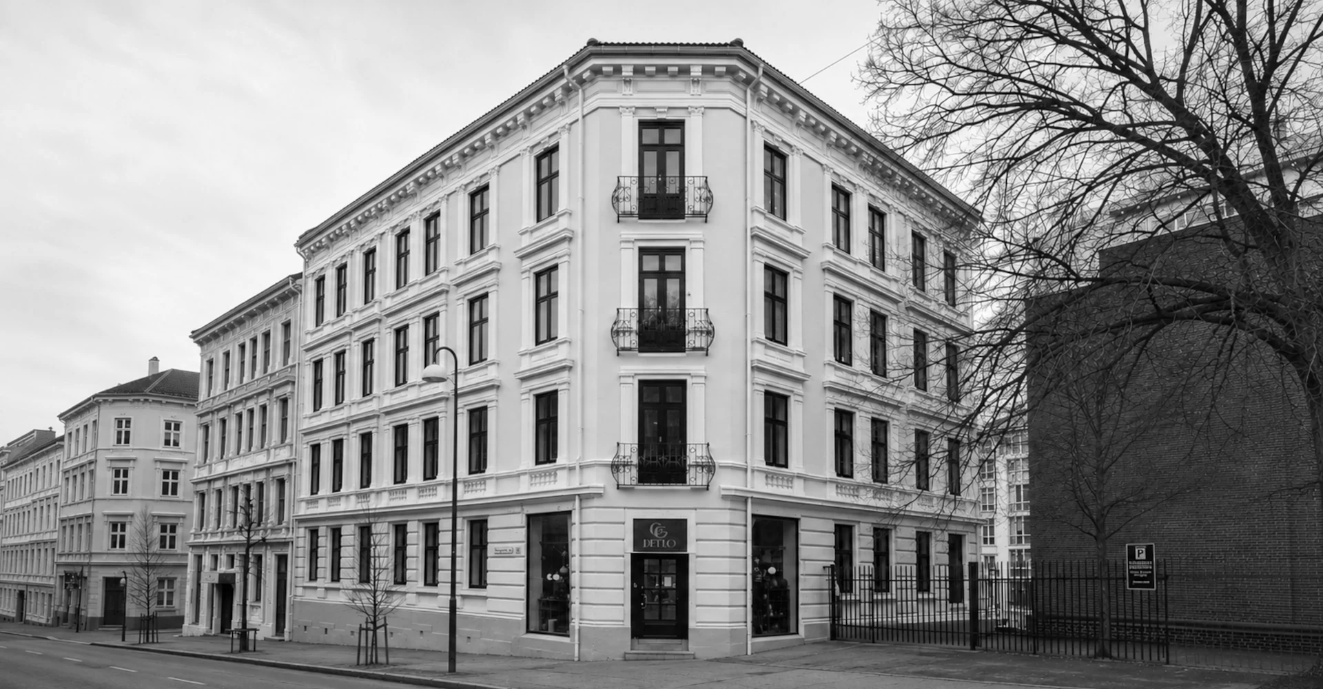 Fasaderehabilitering av hvit bygård i Oslo