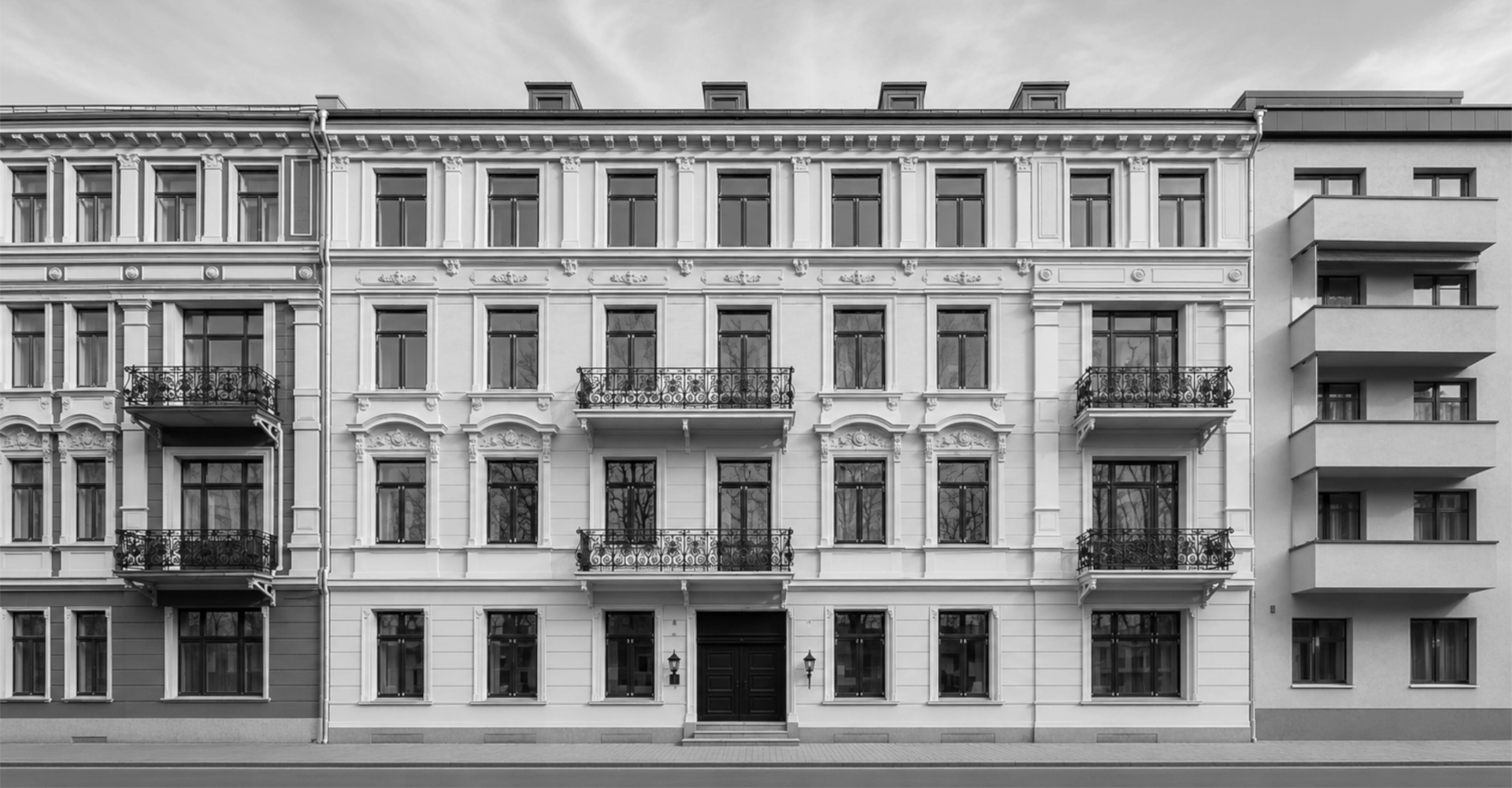 Restaurert klassisk bygård med ornamenter og balkonger